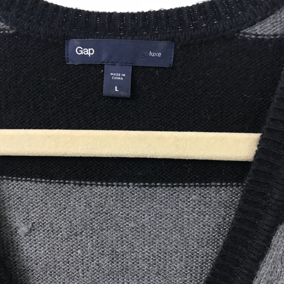 Gap V neck Sweater - Picture 2 of 2